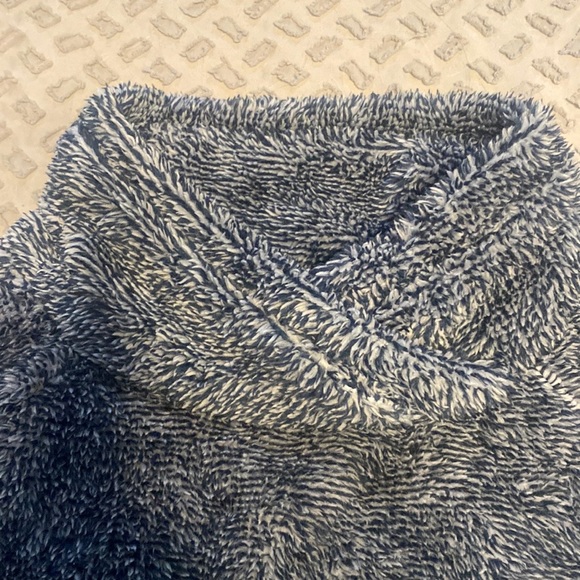 ❤️3/$30❤️Oneill Blue/White Fuzzy Sweater Size Small - Picture 2 of 6